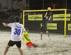 Galeria de Fotos - Parque dos Moinhos viveu noite de casa cheia no arranque do Torneio de Futebol de Praia
