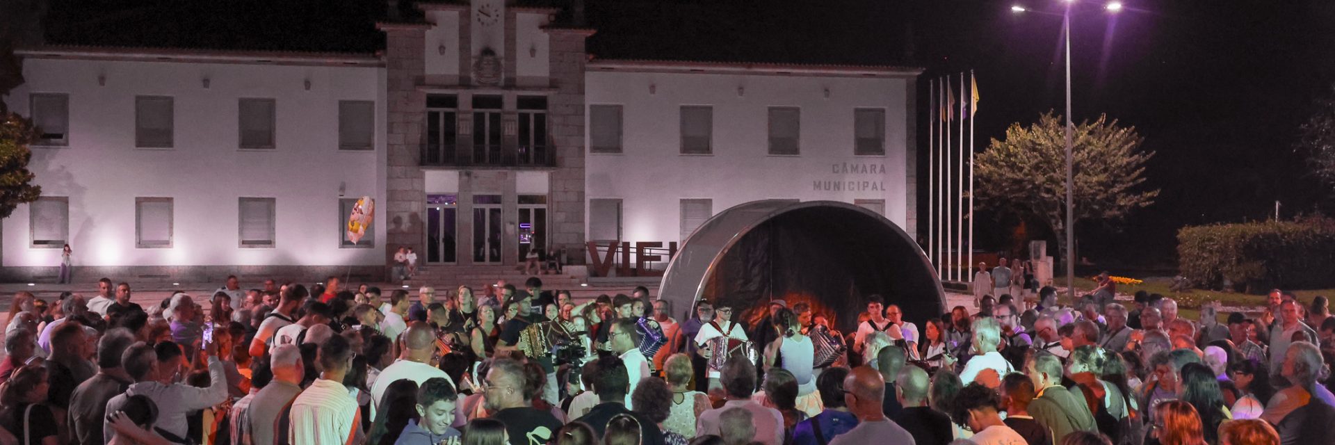 Mais de 40 concertinas encheram o centro da vila de música e tradição