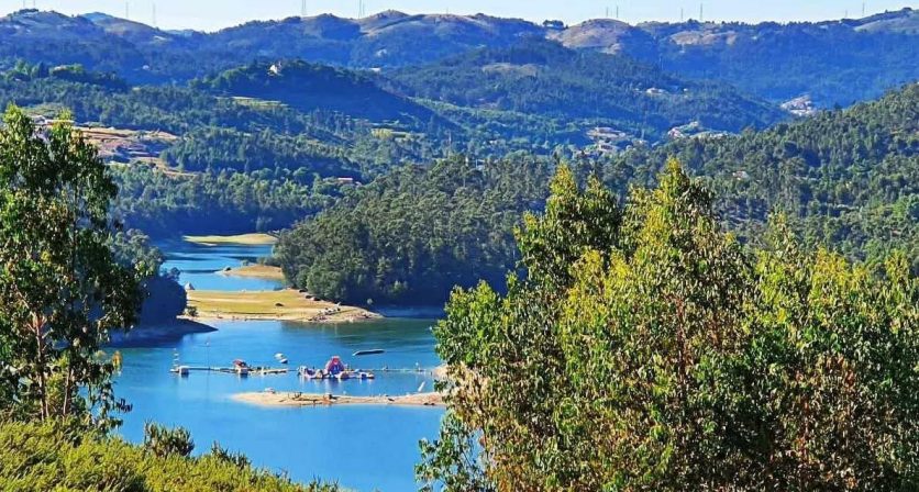 Caminhada na Serra da Cabreira convida a descobrir a Ilha do Ermal e a Arte dos Caldeireiros